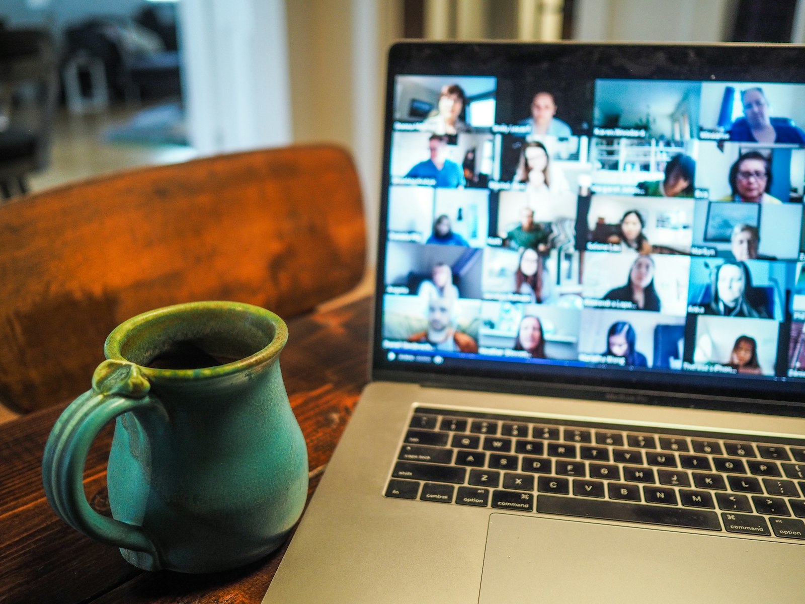Online Conveyancing Services vs Traditional Law Firms: Pros and Cons