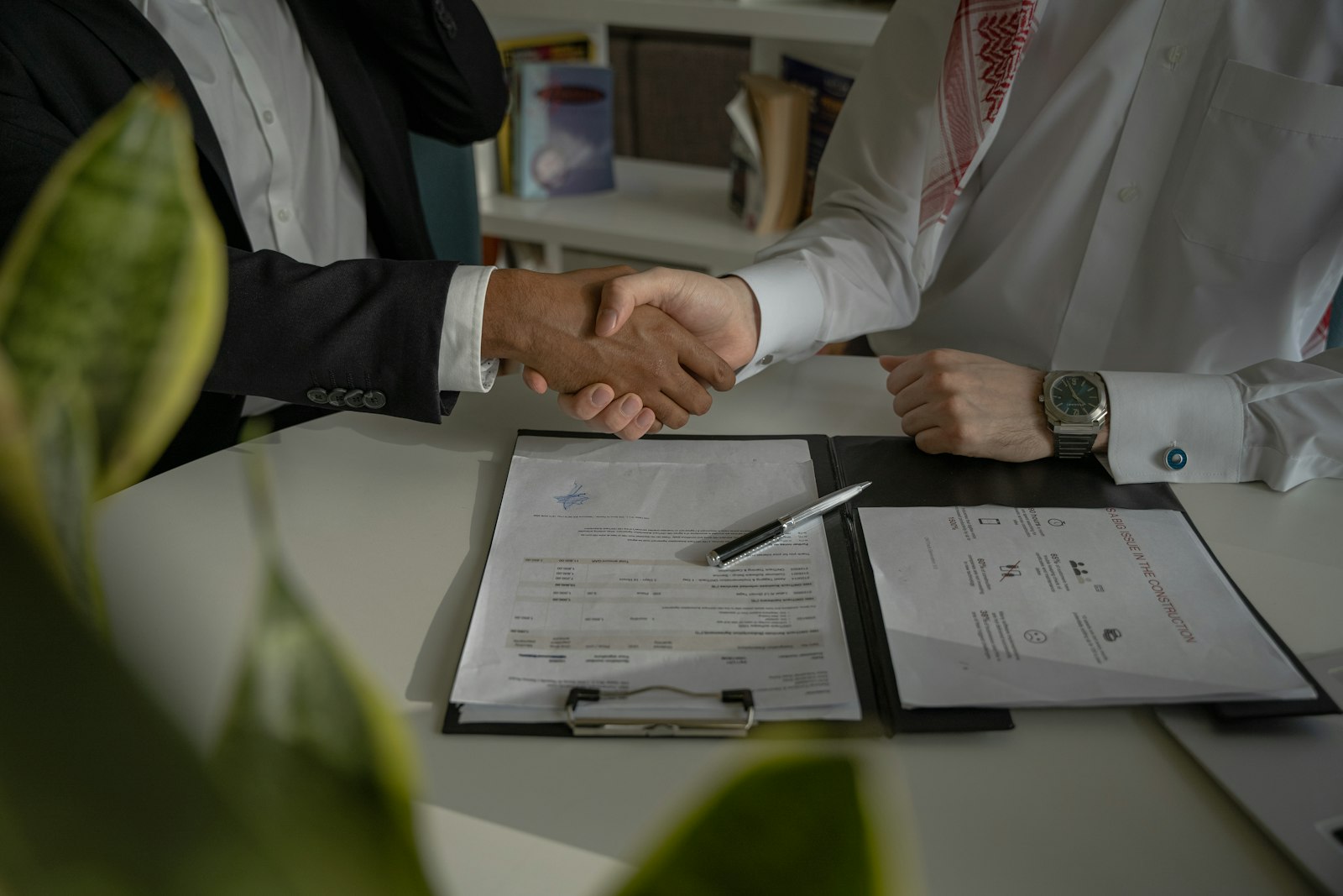Who's Involved in a Property Settlement? Roles Explained (Lawyer, Bank, Agent)