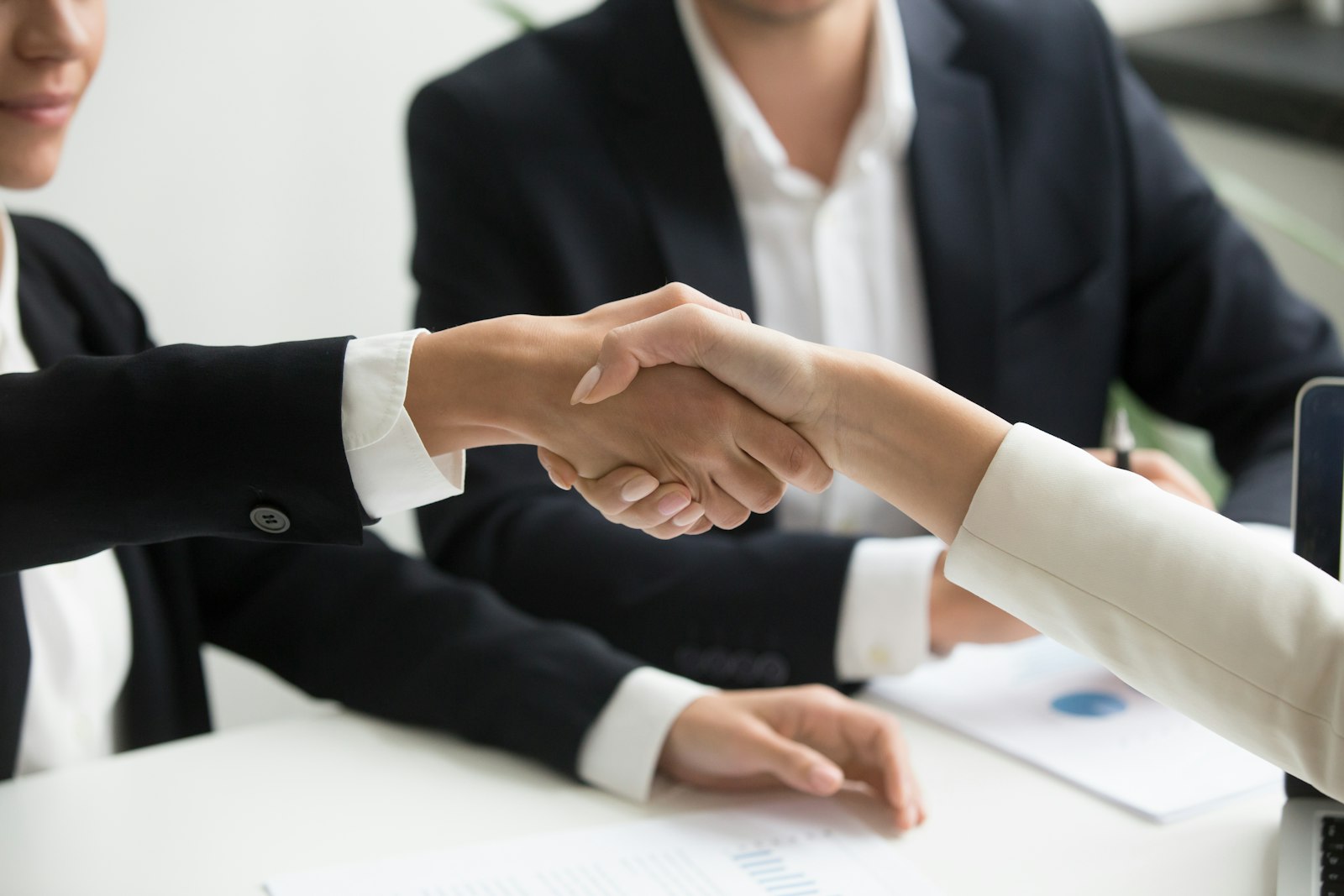 Who's Involved in a Property Settlement? Roles Explained (Lawyer, Bank, Agent)